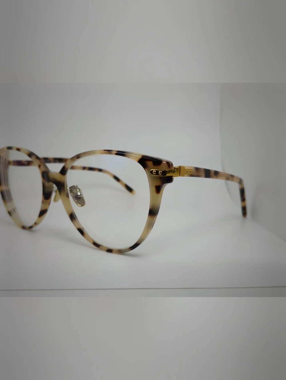 Lucia. Tortoiseshell Round Women’s Fashion. Gold Highlights Corners.